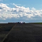 Mobilny krzyż świetlny wskazujący zamknięcie pasa startowego